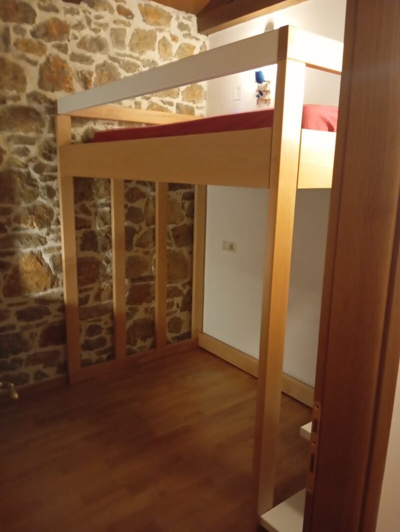 Υπερυψωμένο κρεβάτι από μασιφ ξύλο οξιάς.
