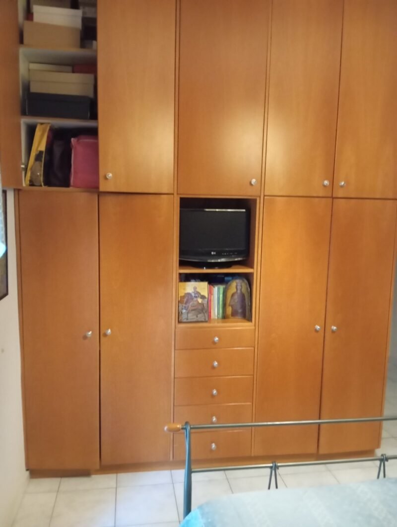 Πριν: παλιά ντουλάπα κρεβατοκάμαρας