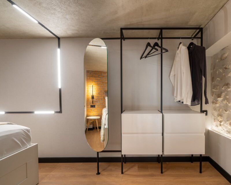 Walk-in closets (βεστιάρια)